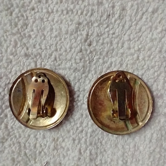 Red white round clip earrings - Picture 2 of 3